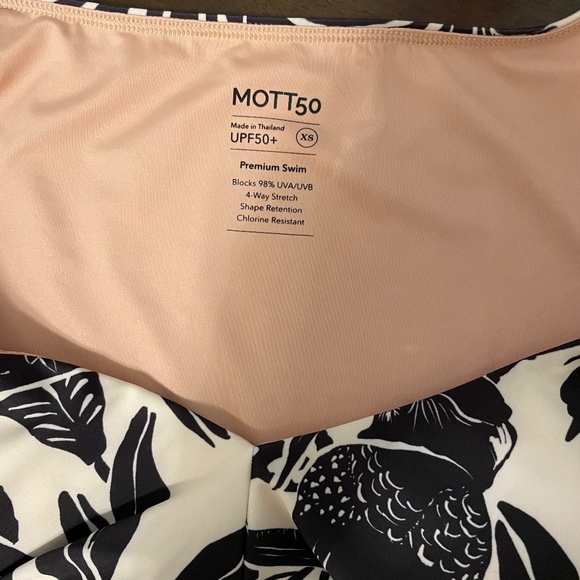 Mott50 Short Sleeve Swim Top Ivory and Black UPF 50 Parrot Tropical NWT - Picture 7 of 7